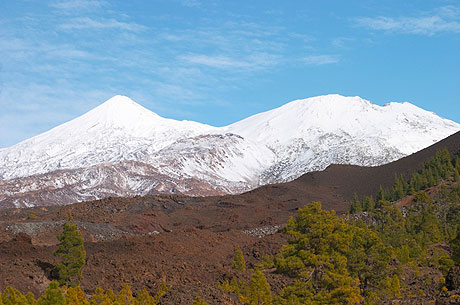 Berg teide mit schnee bedeckt foto