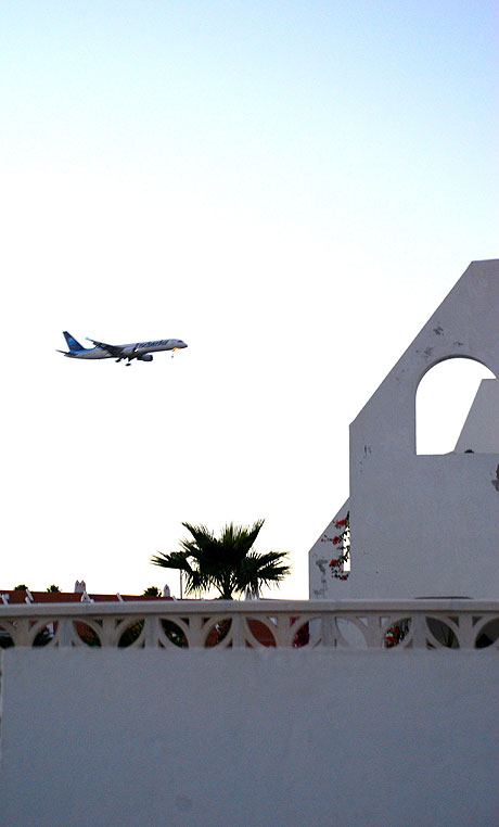 Flugzeug landung auf teneriffa der internationale flughafen foto