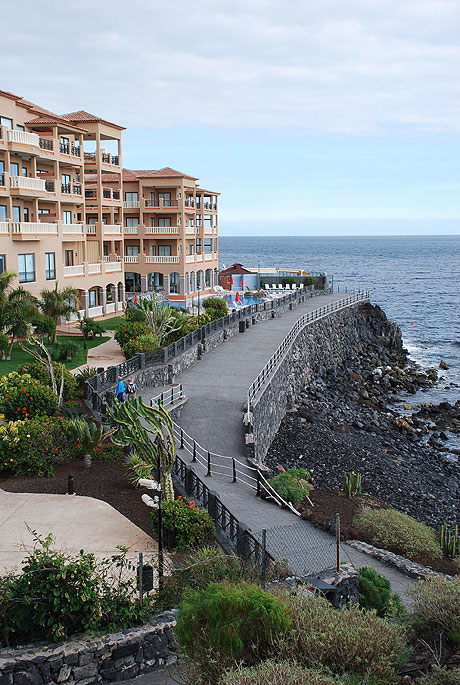 Gehweg entlang der orte und hotels in der umgebung von atlantik tenerife foto