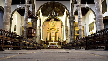 Interieur eines alten spanischen kolonialstil kirche in kanarische inseln foto