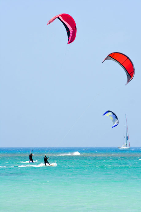 Kitesurfen in der naehe der kueste von teneriffa foto