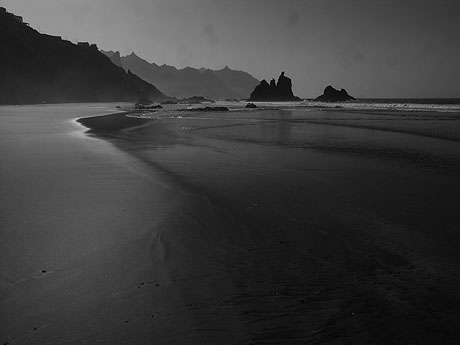 Schwarze sandstrand in der naehe von benijo teneriffa kanarische inseln foto