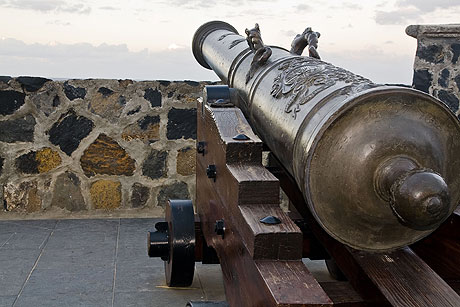 Spanish mittelalterlichen kanone in einer kuesten festung auf teneriffa foto