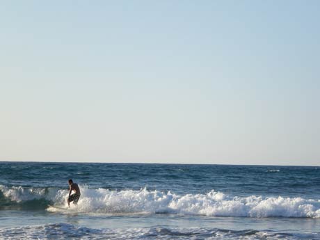 Surfer auf grossen wellen in teneriffa foto