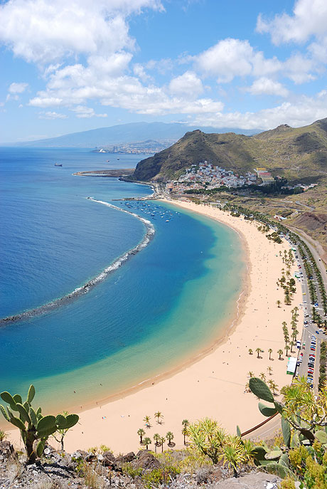 Weissen sandstrand und das tuerkisfarbene wasser in teneriffa foto