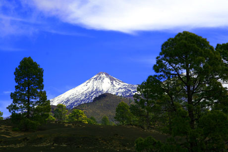 A teide hegycsucsa betakarva hoval foto