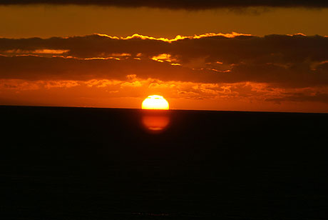 Napkeltes visszatukrozott az atlantik ocean vizeken tenerifeben a kanari szigeteken foto