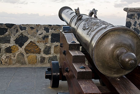 Canone medievale spagnolo in una fortezza sulla costa di tenerife foto