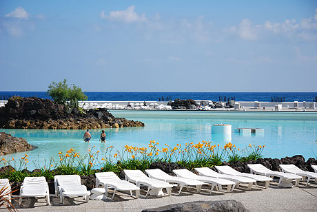 La piscina di un albergo in tenerife isole canarie foto