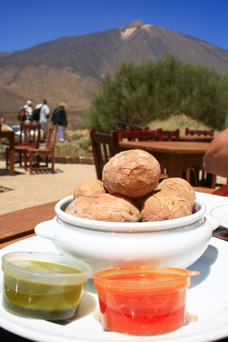 Patate papas arrugadas e sugo mojo picon in tenerife foto