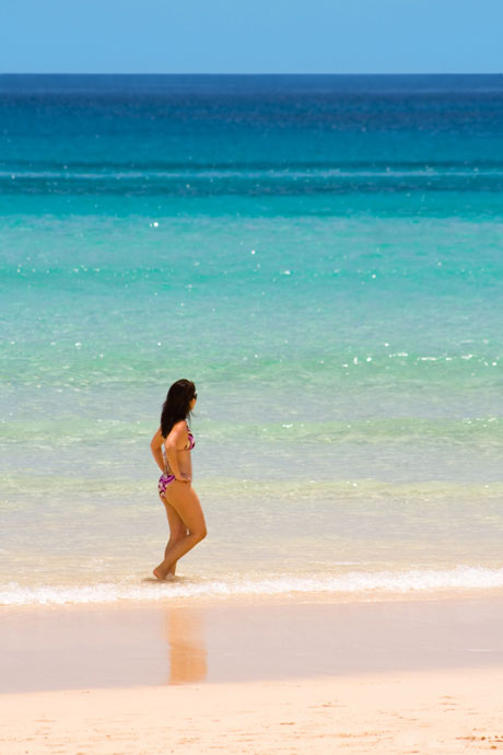 Ragazza in bikini sulla spiaggia di tenerife foto