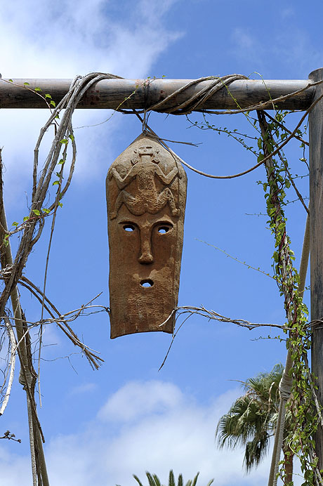 Arta tribala Africana la intrarea in complexul turistic Tenerife foto