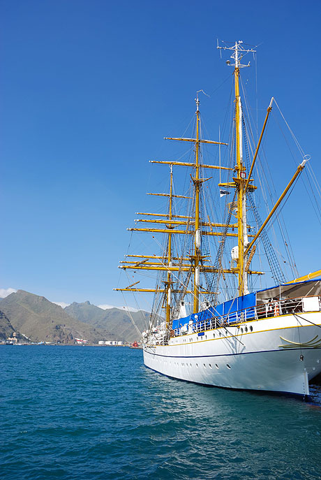 Nava alba cu panze navigand in apele din Tenerife insulele Canare foto