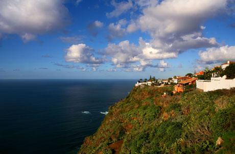 Vile si rezidente pe coasta de nord a insulei Tenerife foto