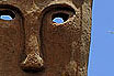 Африканское искусства племен у входа в туристический курорт Тенерифе