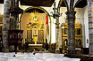 Стеклянные свечи в старой католической церкви Тенерифе